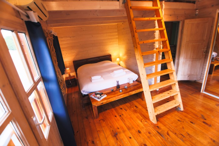 Intérieur chaleureux du chalet La Libellule