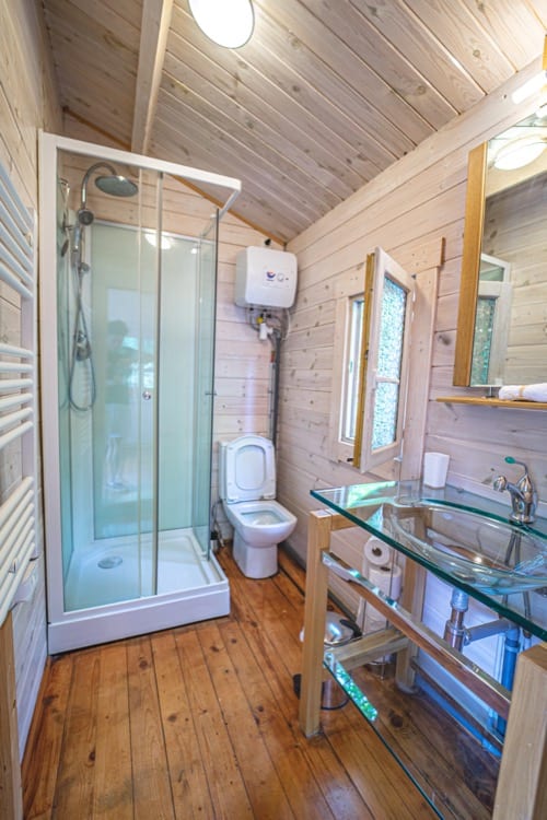 Salle de douche privative du chalet Boat Love