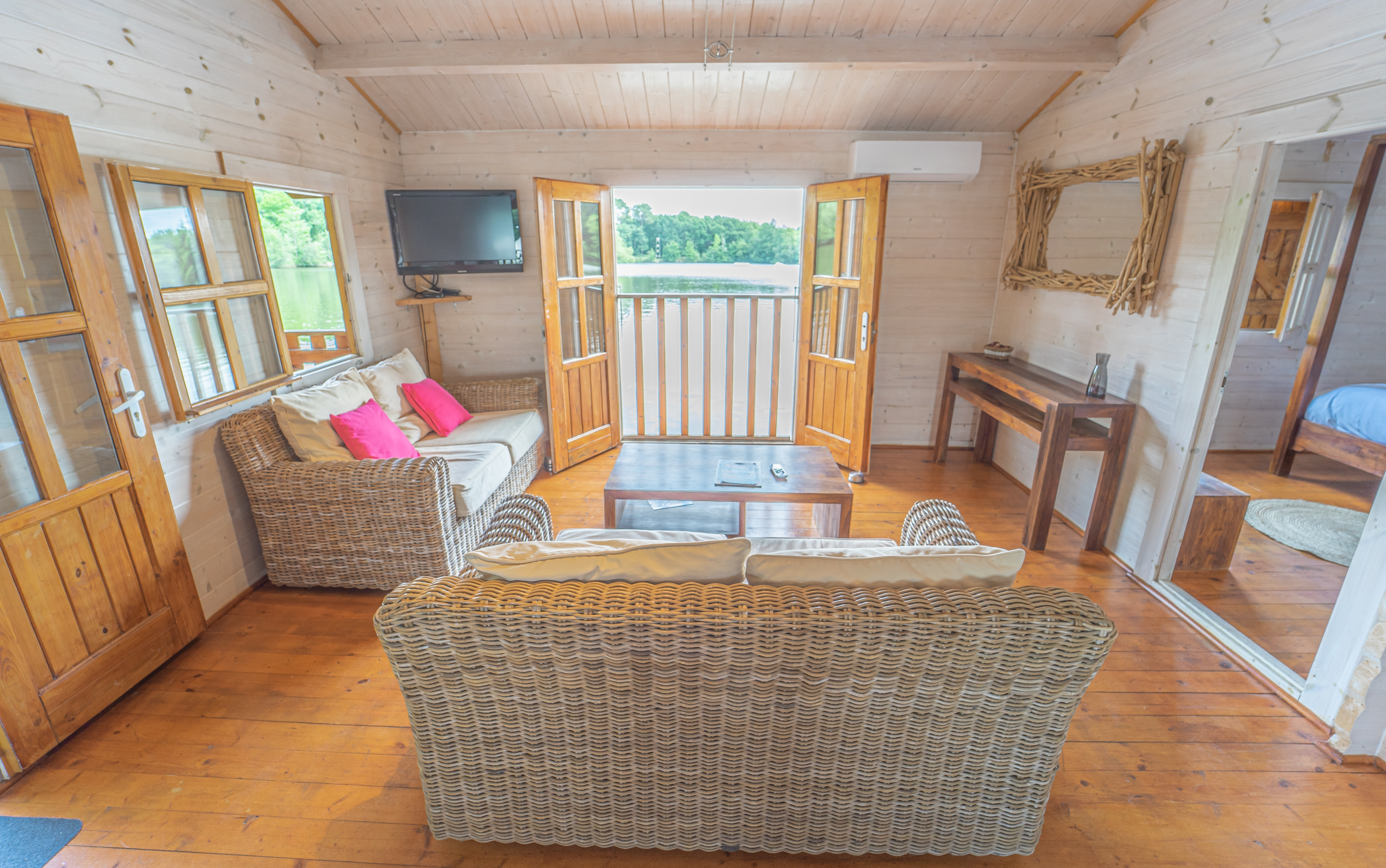 Chalet flottant Le Cygne avec terrasse sur l'eau