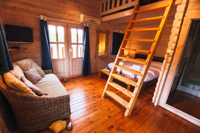 Intérieur chaleureux du chalet La Libellule