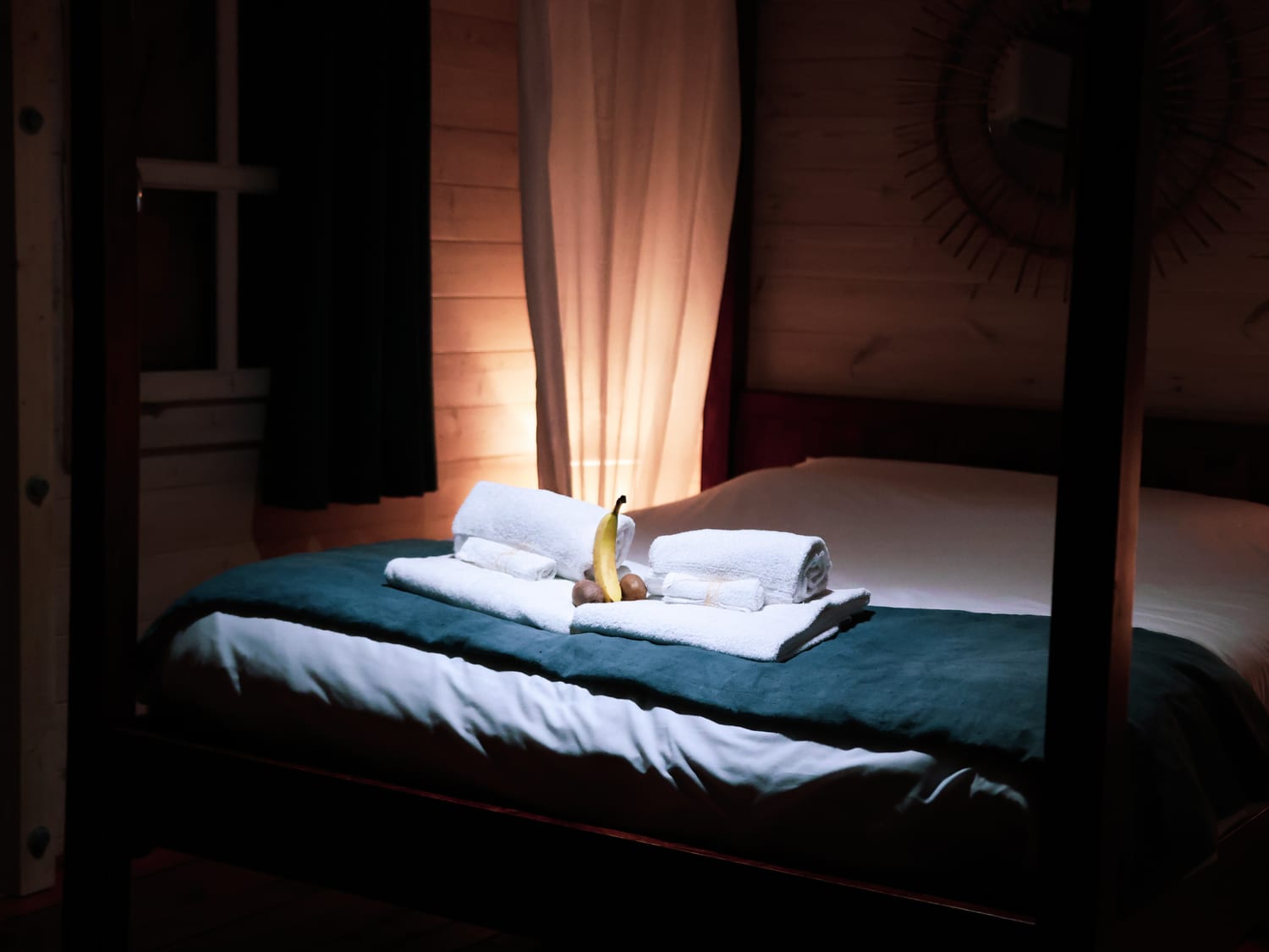 Love Room dressée — lit, serviettes et fruits, chalet flottant en Gironde