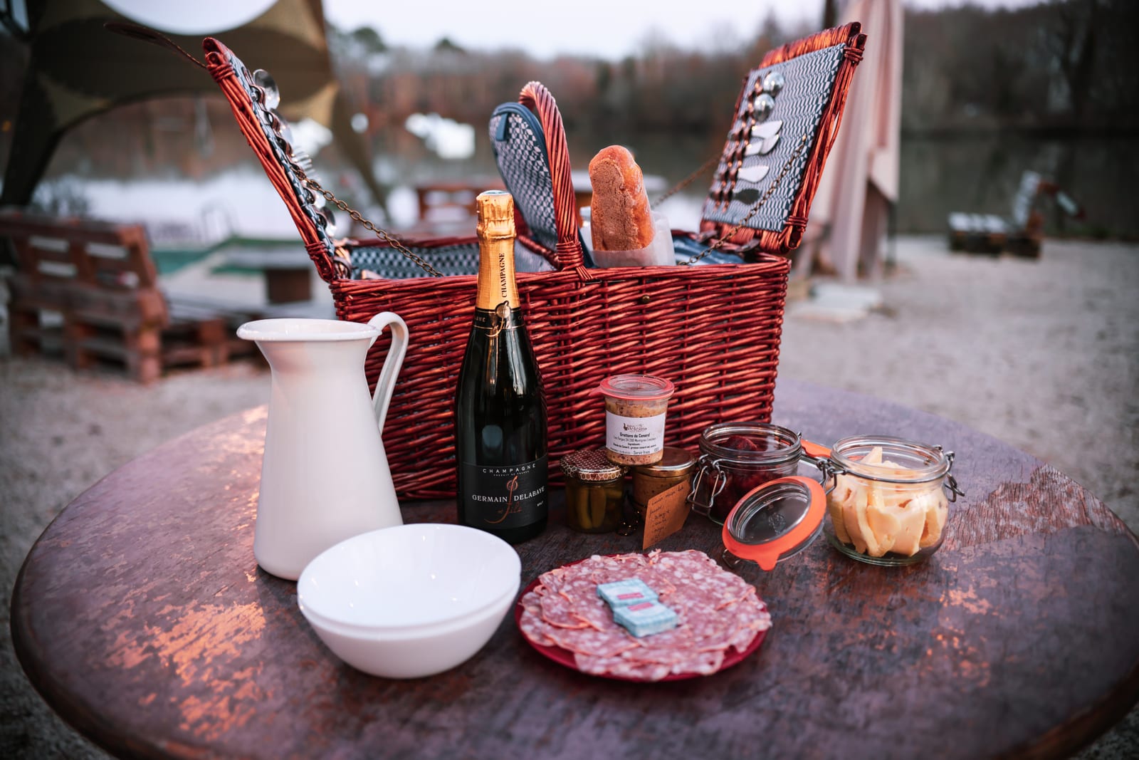 Pique-nique festif au bord du lac pour un EVJF en Gironde